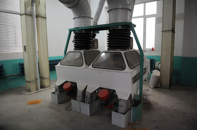 Maize milling plant or corn flour milling plant destoner